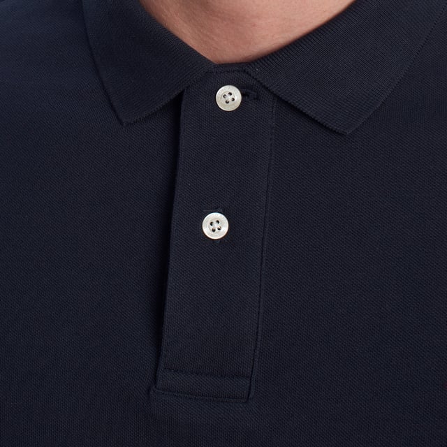 Inspirado en la herencia deportiva de la marca, este polo U.S. Polo Assn. ofrece una combinación perfecta de tradición y modernidad. Diseñado para el hombre que valora la autenticidad, su corte impecable y sus detalles bordados lo convierten en una prenda esencial del armario contemporáneo.

Detalles:
- Cuello clásico tipo polo con tapeta de dos botones.
- Mangas cortas.
- Detalle de ribete en el interior del cuello.
- Logo U.S. Polo Assn. bordado en el pecho.
- Corte regular que garantiza comodidad y libertad de movimiento.
- Tejido de piqué transpirable de alta calidad.

En U.S. Polo Assn., cada prenda cuenta una historia de autenticidad, tradición y estilo deportivo. Este polo hombre no es solo una prenda básica: representa el legado oficial del deporte del polo y refleja nuestra pasión por la calidad, el diseño y la elegancia casual. Viste con identidad, viste con historia.
 Composición: 100% Algodón
 Cuidados:
Lavar a máquina en frío (máx. 30 °C).
No usar lejía.
Planchar a temperatura baja si es necesario.
Secar al aire, evitar secadora.