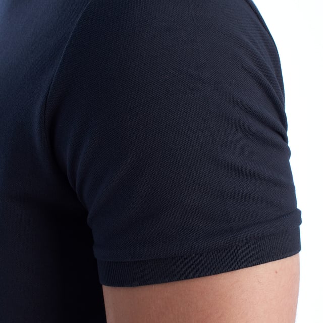Inspirado en la herencia deportiva de la marca, este polo U.S. Polo Assn. ofrece una combinación perfecta de tradición y modernidad. Diseñado para el hombre que valora la autenticidad, su corte impecable y sus detalles bordados lo convierten en una prenda esencial del armario contemporáneo.

Detalles:
- Cuello clásico tipo polo con tapeta de dos botones.
- Mangas cortas.
- Detalle de ribete en el interior del cuello.
- Logo U.S. Polo Assn. bordado en el pecho.
- Corte regular que garantiza comodidad y libertad de movimiento.
- Tejido de piqué transpirable de alta calidad.

En U.S. Polo Assn., cada prenda cuenta una historia de autenticidad, tradición y estilo deportivo. Este polo hombre no es solo una prenda básica: representa el legado oficial del deporte del polo y refleja nuestra pasión por la calidad, el diseño y la elegancia casual. Viste con identidad, viste con historia.
 Composición: 100% Algodón
 Cuidados:
Lavar a máquina en frío (máx. 30 °C).
No usar lejía.
Planchar a temperatura baja si es necesario.
Secar al aire, evitar secadora.