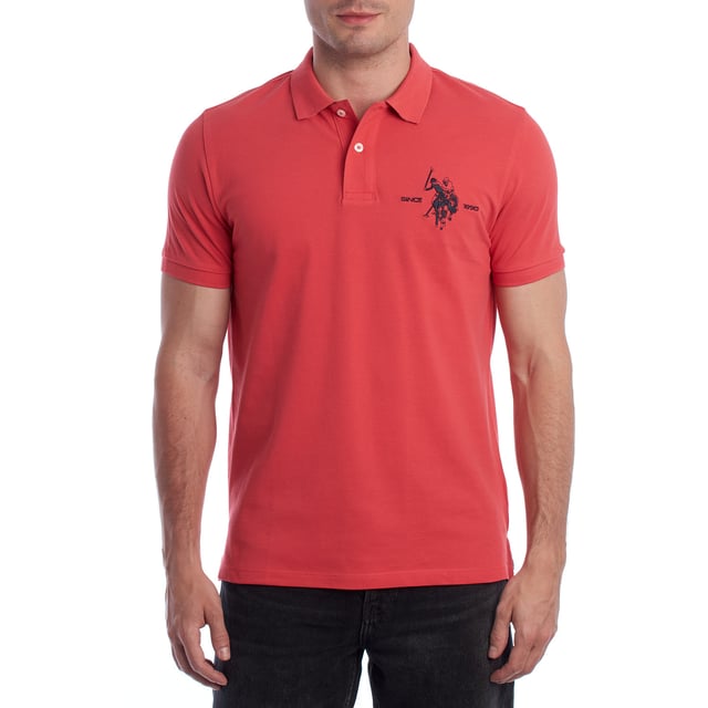 Inspired by the brand's sporting heritage, this US Polo Assn. polo offers a perfect blend of tradition and modernity. Designed for the man who values authenticity, its impeccable cut and embroidered details make it a contemporary wardrobe staple.

 Details:
 - Classic polo-style collar with two-button placket.
 - Short sleeves.
 - Tricolor trim detail on the inside of the neck.
 - US Polo Assn. logo embroidered on the chest with “Since 1890” inscription.
 - Regular cut that guarantees comfort and freedom of movement.
 - High quality breathable piqué fabric.

 At US Polo Assn., every garment tells a story of authenticity, tradition, and sporty style. This men's polo shirt isn't just a staple: it represents the official heritage of the sport of polo and reflects our passion for quality, design, and casual elegance. Dress with identity, dress with history.
 Composition: 100% Cotton
 Care:
Machine wash cold (max. 30°C).
 Do not use bleach.
 Iron at low temperature if necessary.
 Air dry, avoid dryer.