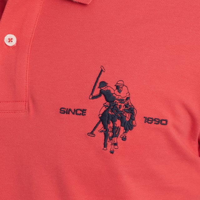 Inspired by the brand's sporting heritage, this US Polo Assn. polo offers a perfect blend of tradition and modernity. Designed for the man who values authenticity, its impeccable cut and embroidered details make it a contemporary wardrobe staple.

 Details:
 - Classic polo-style collar with two-button placket.
 - Short sleeves.
 - Tricolor trim detail on the inside of the neck.
 - US Polo Assn. logo embroidered on the chest with “Since 1890” inscription.
 - Regular cut that guarantees comfort and freedom of movement.
 - High quality breathable piqué fabric.

 At US Polo Assn., every garment tells a story of authenticity, tradition, and sporty style. This men's polo shirt isn't just a staple: it represents the official heritage of the sport of polo and reflects our passion for quality, design, and casual elegance. Dress with identity, dress with history.
 Composition: 100% Cotton
 Care:
Machine wash cold (max. 30°C).
 Do not use bleach.
 Iron at low temperature if necessary.
 Air dry, avoid dryer.