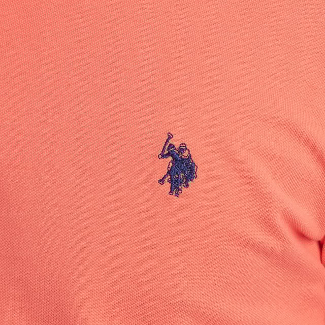 Inspired by the brand's sporting heritage, this US Polo Assn. polo offers a perfect blend of tradition and modernity. Designed for the man who values authenticity, its impeccable cut and embroidered details make it a contemporary wardrobe staple.

 Details:
 - Classic polo-style collar with two-button placket.
 - Short sleeves.
 - Piping detail on the inside of the neck.
 - US Polo Assn. logo embroidered on the chest.
 - Regular cut that guarantees comfort and freedom of movement.
 - High quality breathable piqué fabric.

 At US Polo Assn., every garment tells a story of authenticity, tradition, and sporty style. This men's polo shirt isn't just a staple: it represents the official heritage of the sport of polo and reflects our passion for quality, design, and casual elegance. Dress with identity, dress with history.
 Composition: 100% Cotton
 Care:
Machine wash cold (max. 30°C).
 Do not use bleach.
 Iron at low temperature if necessary.
 Air dry, avoid dryer.