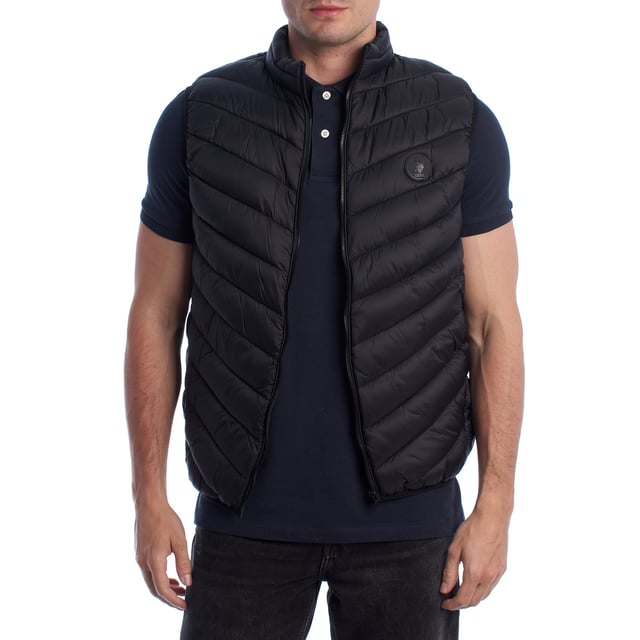 Diese Steppweste von US Polo Assn. wurde entwickelt, um Komfort und Schutz zu bieten, ohne auf Stil zu verzichten. vereint Leichtigkeit, Wärme und sportliche Eleganz. Seine gesteppte Konstruktion bietet eine ideale Wärmeisolierung für Übergangstage, während sein klares, zeitloses Design es zu einem vielseitigen Kleidungsstück für jeden Anlass macht.

 Details:
 - Normaler Schnitt mit hohem Halsausschnitt für mehr Schutz.
 - Frontverschluss mit hochwertigem, strapazierfähigem Reißverschluss.
 - Leichte Polsterung speichert die Wärme, ohne aufzutragen.
 - US Polo Assn. Auf der Brust eingeprägtes Logo, ein Symbol für Authentizität und Tradition.
 - Funktionelles Design, ideal zum alleinigen Tragen oder als zusätzliche Schicht.

 Seit 1890 in der US Polo Assn. Wir entwerfen Kleidungsstücke, die von den Werten des Polosports inspiriert sind: Eleganz, Leistung und Authentizität. Diese Weste ist ein Ausdruck dieses Erbes und wurde für den modernen Mann entworfen, der dynamisch und stilvoll lebt.
 Komposition: 100 % recyceltes Polyamid
 Pflege:
Handwäsche.
 Verwenden Sie kein Bleichmittel.
 Nicht im Trockner trocknen.
 Kein Bügeln.