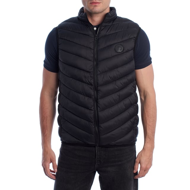 Diese Steppweste von US Polo Assn. wurde entwickelt, um Komfort und Schutz zu bieten, ohne auf Stil zu verzichten. vereint Leichtigkeit, Wärme und sportliche Eleganz. Seine gesteppte Konstruktion bietet eine ideale Wärmeisolierung für Übergangstage, während sein klares, zeitloses Design es zu einem vielseitigen Kleidungsstück für jeden Anlass macht.

 Details:
 - Normaler Schnitt mit hohem Halsausschnitt für mehr Schutz.
 - Frontverschluss mit hochwertigem, strapazierfähigem Reißverschluss.
 - Leichte Polsterung speichert die Wärme, ohne aufzutragen.
 - US Polo Assn. Auf der Brust eingeprägtes Logo, ein Symbol für Authentizität und Tradition.
 - Funktionelles Design, ideal zum alleinigen Tragen oder als zusätzliche Schicht.

 Seit 1890 in der US Polo Assn. Wir entwerfen Kleidungsstücke, die von den Werten des Polosports inspiriert sind: Eleganz, Leistung und Authentizität. Diese Weste ist ein Ausdruck dieses Erbes und wurde für den modernen Mann entworfen, der dynamisch und stilvoll lebt.
 Komposition: 100 % recyceltes Polyamid
 Pflege:
Handwäsche.
 Verwenden Sie kein Bleichmittel.
 Nicht im Trockner trocknen.
 Kein Bügeln.
