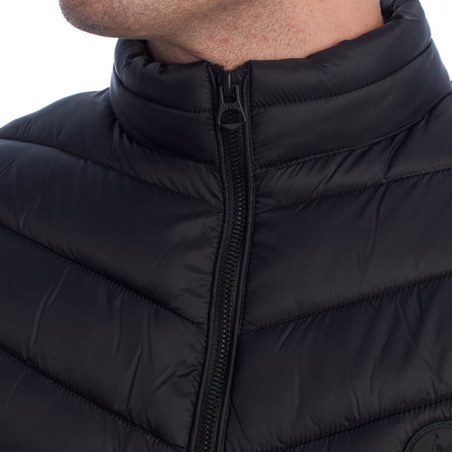 Diese Steppweste von US Polo Assn. wurde entwickelt, um Komfort und Schutz zu bieten, ohne auf Stil zu verzichten. vereint Leichtigkeit, Wärme und sportliche Eleganz. Seine gesteppte Konstruktion bietet eine ideale Wärmeisolierung für Übergangstage, während sein klares, zeitloses Design es zu einem vielseitigen Kleidungsstück für jeden Anlass macht.

 Details:
 - Normaler Schnitt mit hohem Halsausschnitt für mehr Schutz.
 - Frontverschluss mit hochwertigem, strapazierfähigem Reißverschluss.
 - Leichte Polsterung speichert die Wärme, ohne aufzutragen.
 - US Polo Assn. Auf der Brust eingeprägtes Logo, ein Symbol für Authentizität und Tradition.
 - Funktionelles Design, ideal zum alleinigen Tragen oder als zusätzliche Schicht.

 Seit 1890 in der US Polo Assn. Wir entwerfen Kleidungsstücke, die von den Werten des Polosports inspiriert sind: Eleganz, Leistung und Authentizität. Diese Weste ist ein Ausdruck dieses Erbes und wurde für den modernen Mann entworfen, der dynamisch und stilvoll lebt.
 Komposition: 100 % recyceltes Polyamid
 Pflege:
Handwäsche.
 Verwenden Sie kein Bleichmittel.
 Nicht im Trockner trocknen.
 Kein Bügeln.