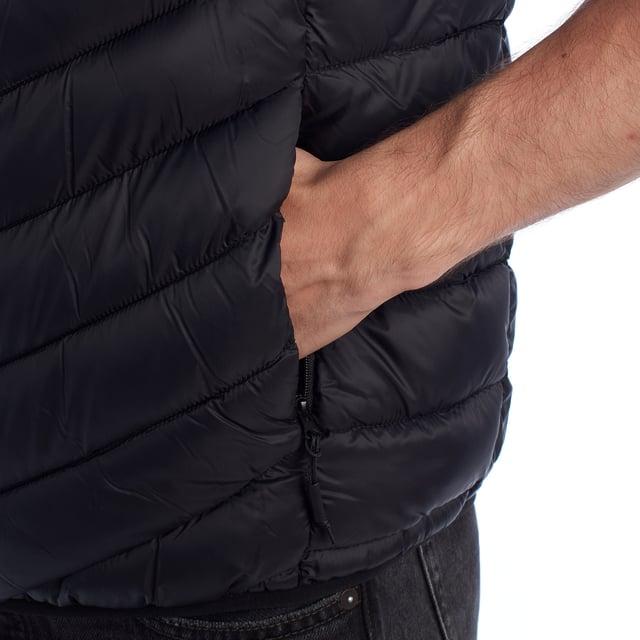 Diese Steppweste von US Polo Assn. wurde entwickelt, um Komfort und Schutz zu bieten, ohne auf Stil zu verzichten. vereint Leichtigkeit, Wärme und sportliche Eleganz. Seine gesteppte Konstruktion bietet eine ideale Wärmeisolierung für Übergangstage, während sein klares, zeitloses Design es zu einem vielseitigen Kleidungsstück für jeden Anlass macht.

 Details:
 - Normaler Schnitt mit hohem Halsausschnitt für mehr Schutz.
 - Frontverschluss mit hochwertigem, strapazierfähigem Reißverschluss.
 - Leichte Polsterung speichert die Wärme, ohne aufzutragen.
 - US Polo Assn. Auf der Brust eingeprägtes Logo, ein Symbol für Authentizität und Tradition.
 - Funktionelles Design, ideal zum alleinigen Tragen oder als zusätzliche Schicht.

 Seit 1890 in der US Polo Assn. Wir entwerfen Kleidungsstücke, die von den Werten des Polosports inspiriert sind: Eleganz, Leistung und Authentizität. Diese Weste ist ein Ausdruck dieses Erbes und wurde für den modernen Mann entworfen, der dynamisch und stilvoll lebt.
 Komposition: 100 % recyceltes Polyamid
 Pflege:
Handwäsche.
 Verwenden Sie kein Bleichmittel.
 Nicht im Trockner trocknen.
 Kein Bügeln.