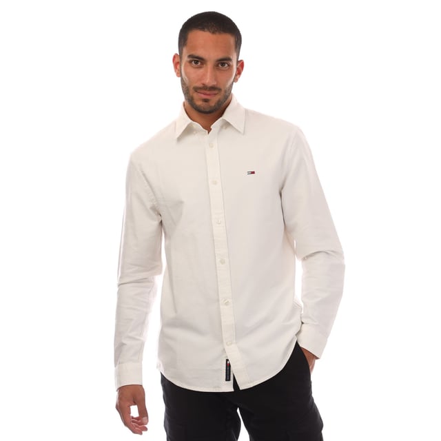 Mens Tommy Jeans Regular Fit Button Down Oxford Shirt in ecru.- Button-down collar.- Long sleeves.- Rounded one-button cuffs.- Box pleat on back.- Rounded hem.- Tommy flag embroidery on chest.- Regular fit.- 100% Cotton.  Machine washable.- Ref: DM0DM21298YBL