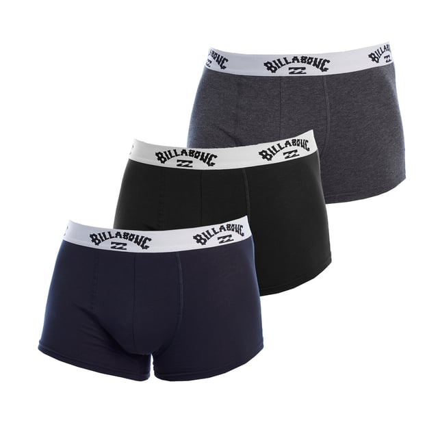 Billabong presenta este pack de bóxers pensado para el hombre moderno que valora el confort sin renunciar a la actitud. Su diseño sobrio con cintura elástica personalizada garantiza ajuste seguro y un estilo casual distintivo. Perfectos para el uso diario gracias a su tejido suave y transpirable.

Detalles:
- Pack de 3 unidades.
- Corte ajustado con tejido elástico que se adapta al cuerpo.
- Banda elástica con logotipo Billabong bordado en contraste.
- Costuras reforzadas para mayor durabilidad.
- Ideal para uso diario o para practicar deporte con comodidad.

Este pack de bóxers hombre representa la fusión perfecta entre funcionalidad, diseño y confort. Cada bóxer ha sido diseñada para acompañar al hombre moderno en su rutina diaria, ofreciendo un ajuste seguro, una sensación suave sobre la piel y una durabilidad que resiste el paso del tiempo y el uso frecuente.
 Composición: 95% Algodón, 5% Elastano
 Cuidados:
Lavar a máquina máx. 40 °C.
No usar lejía.
No secar en secadora.
