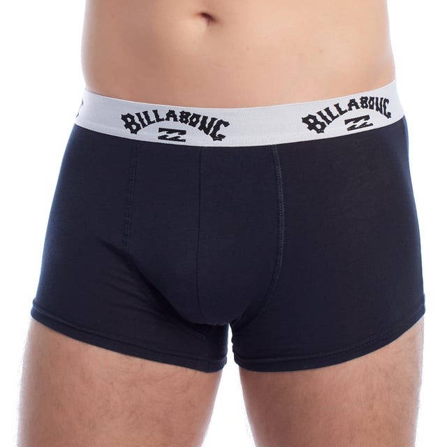 Billabong presenta este pack de bóxers pensado para el hombre moderno que valora el confort sin renunciar a la actitud. Su diseño sobrio con cintura elástica personalizada garantiza ajuste seguro y un estilo casual distintivo. Perfectos para el uso diario gracias a su tejido suave y transpirable.

Detalles:
- Pack de 3 unidades.
- Corte ajustado con tejido elástico que se adapta al cuerpo.
- Banda elástica con logotipo Billabong bordado en contraste.
- Costuras reforzadas para mayor durabilidad.
- Ideal para uso diario o para practicar deporte con comodidad.

Este pack de bóxers hombre representa la fusión perfecta entre funcionalidad, diseño y confort. Cada bóxer ha sido diseñada para acompañar al hombre moderno en su rutina diaria, ofreciendo un ajuste seguro, una sensación suave sobre la piel y una durabilidad que resiste el paso del tiempo y el uso frecuente.
 Composición: 95% Algodón, 5% Elastano
 Cuidados:
Lavar a máquina máx. 40 °C.
No usar lejía.
No secar en secadora.