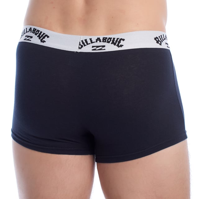 Billabong presenta este pack de bóxers pensado para el hombre moderno que valora el confort sin renunciar a la actitud. Su diseño sobrio con cintura elástica personalizada garantiza ajuste seguro y un estilo casual distintivo. Perfectos para el uso diario gracias a su tejido suave y transpirable.

Detalles:
- Pack de 3 unidades.
- Corte ajustado con tejido elástico que se adapta al cuerpo.
- Banda elástica con logotipo Billabong bordado en contraste.
- Costuras reforzadas para mayor durabilidad.
- Ideal para uso diario o para practicar deporte con comodidad.

Este pack de bóxers hombre representa la fusión perfecta entre funcionalidad, diseño y confort. Cada bóxer ha sido diseñada para acompañar al hombre moderno en su rutina diaria, ofreciendo un ajuste seguro, una sensación suave sobre la piel y una durabilidad que resiste el paso del tiempo y el uso frecuente.
 Composición: 95% Algodón, 5% Elastano
 Cuidados:
Lavar a máquina máx. 40 °C.
No usar lejía.
No secar en secadora.