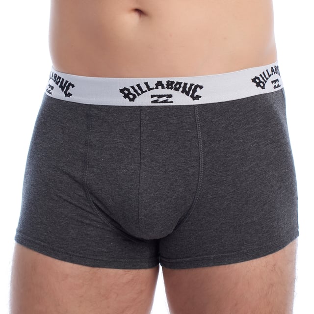 Billabong presenta este pack de bóxers pensado para el hombre moderno que valora el confort sin renunciar a la actitud. Su diseño sobrio con cintura elástica personalizada garantiza ajuste seguro y un estilo casual distintivo. Perfectos para el uso diario gracias a su tejido suave y transpirable.

Detalles:
- Pack de 3 unidades.
- Corte ajustado con tejido elástico que se adapta al cuerpo.
- Banda elástica con logotipo Billabong bordado en contraste.
- Costuras reforzadas para mayor durabilidad.
- Ideal para uso diario o para practicar deporte con comodidad.

Este pack de bóxers hombre representa la fusión perfecta entre funcionalidad, diseño y confort. Cada bóxer ha sido diseñada para acompañar al hombre moderno en su rutina diaria, ofreciendo un ajuste seguro, una sensación suave sobre la piel y una durabilidad que resiste el paso del tiempo y el uso frecuente.
 Composición: 95% Algodón, 5% Elastano
 Cuidados:
Lavar a máquina máx. 40 °C.
No usar lejía.
No secar en secadora.