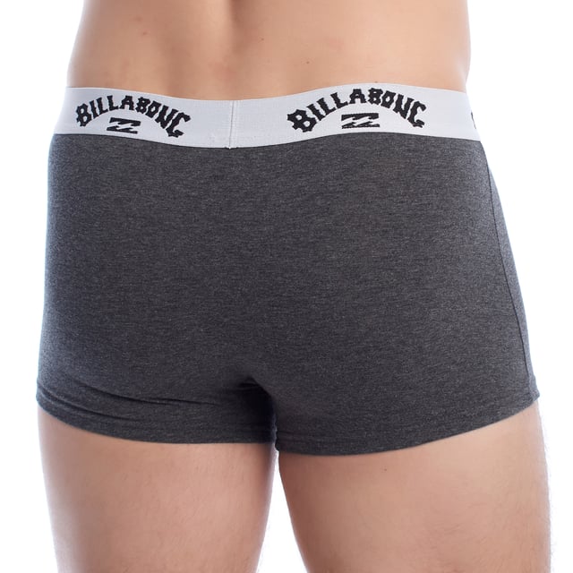 Billabong presenta este pack de bóxers pensado para el hombre moderno que valora el confort sin renunciar a la actitud. Su diseño sobrio con cintura elástica personalizada garantiza ajuste seguro y un estilo casual distintivo. Perfectos para el uso diario gracias a su tejido suave y transpirable.

Detalles:
- Pack de 3 unidades.
- Corte ajustado con tejido elástico que se adapta al cuerpo.
- Banda elástica con logotipo Billabong bordado en contraste.
- Costuras reforzadas para mayor durabilidad.
- Ideal para uso diario o para practicar deporte con comodidad.

Este pack de bóxers hombre representa la fusión perfecta entre funcionalidad, diseño y confort. Cada bóxer ha sido diseñada para acompañar al hombre moderno en su rutina diaria, ofreciendo un ajuste seguro, una sensación suave sobre la piel y una durabilidad que resiste el paso del tiempo y el uso frecuente.
 Composición: 95% Algodón, 5% Elastano
 Cuidados:
Lavar a máquina máx. 40 °C.
No usar lejía.
No secar en secadora.