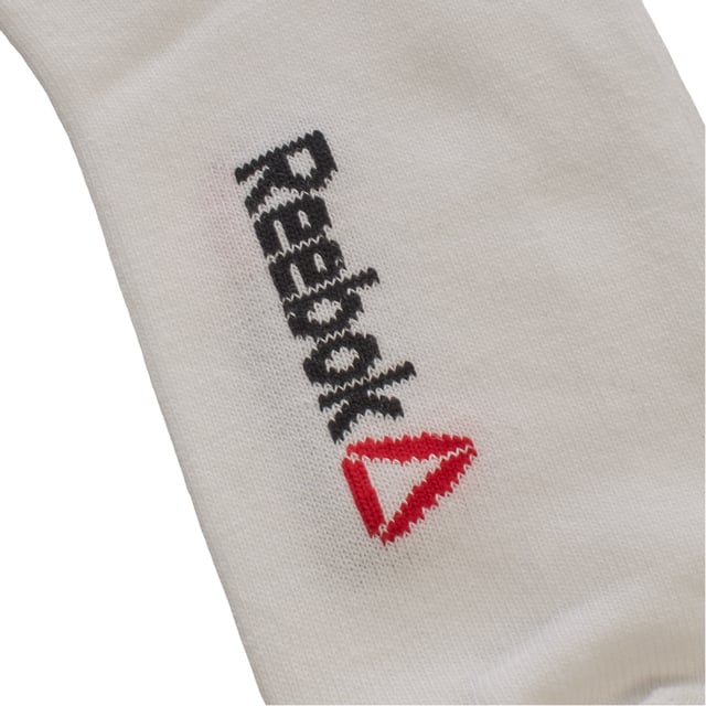 Pack 3 Calcetines Invisibles D0842 para Hombre y Mujer Este pack de 3 pares de calcetines invisibles Reebok ha sido pensado para quienes buscan comodidad, ligereza y funcionalidad en cada entrenamiento o rutina diaria. Con un diseño discreto, estos calcetines se adaptan perfectamente al calzado deportivo sin sobresalir, brindando un ajuste seguro y transpirable.
Detalles:
- Pack de 3 pares.
- Corte invisible ideal para deportivas.
- Tejido suave y elástico de algodón que se adapta al pie.
- Refuerzo en zonas clave para mayor durabilidad.
- Logo Reebok bordado en el lateral.
Con cada producto, Reebok reafirma su compromiso con el rendimiento y la comodidad. Estos calcetines unisex combinan diseño técnico con un estilo limpio para ofrecer una experiencia superior, dentro y fuera del gimnasio.
Composición: 62% Algodón, 34% Poliéster, 2% Elastano, 2% Poliamida
Cuidados:
Lavar a máquina en frío (máx. 30 °C).
No usar lejía.
No planchar.
Secar al aire.