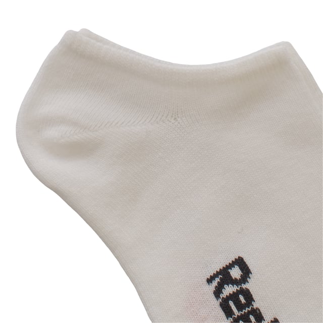 Pack 3 Calcetines Invisibles D0842 para Hombre y Mujer Este pack de 3 pares de calcetines invisibles Reebok ha sido pensado para quienes buscan comodidad, ligereza y funcionalidad en cada entrenamiento o rutina diaria. Con un diseño discreto, estos calcetines se adaptan perfectamente al calzado deportivo sin sobresalir, brindando un ajuste seguro y transpirable.
Detalles:
- Pack de 3 pares.
- Corte invisible ideal para deportivas.
- Tejido suave y elástico de algodón que se adapta al pie.
- Refuerzo en zonas clave para mayor durabilidad.
- Logo Reebok bordado en el lateral.
Con cada producto, Reebok reafirma su compromiso con el rendimiento y la comodidad. Estos calcetines unisex combinan diseño técnico con un estilo limpio para ofrecer una experiencia superior, dentro y fuera del gimnasio.
Composición: 62% Algodón, 34% Poliéster, 2% Elastano, 2% Poliamida
Cuidados:
Lavar a máquina en frío (máx. 30 °C).
No usar lejía.
No planchar.
Secar al aire.