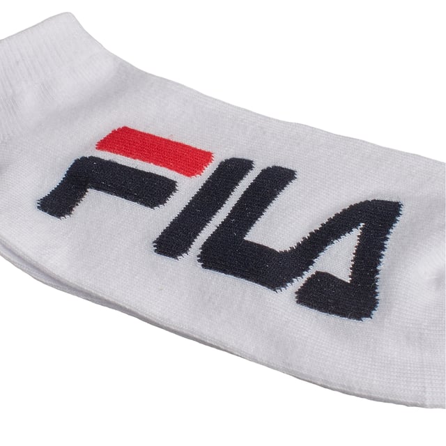 Estos calcetines invisibles de la reconocida marca Fila son perfectos para quienes buscan confort y un look deportivo sin renunciar al estilo. Ideales para usar con sneakers o calzado bajo, permanecen ocultos mientras ofrecen un ajuste cómodo y seguro.

Detalles:
- Tejido de algodón.
- Diseño deportivo.
- Logotipo Fila bordado.
- Corte invisible.
- Tobillos acanalados.
- Colores variados.
- Ideales para deporte o uso casual.

Este pack de calcetines invisibles Fila es la elección perfecta para quienes valoran el confort sin renunciar al estilo. Fabricados con tejido de algodón, ofrecen una textura ultrasuave, transpirabilidad natural y control de olores, ideal para el uso diario.
 Composición: 75% Algodón, 23% Poliéster, 2% Elastano
 Cuidados:
Lavar a máquina a un máximo de 30 °C.
No usar lejía ni blanqueadores.
No planchar.
No lavar en seco.
Secar al aire o en secadora a baja temperatura.