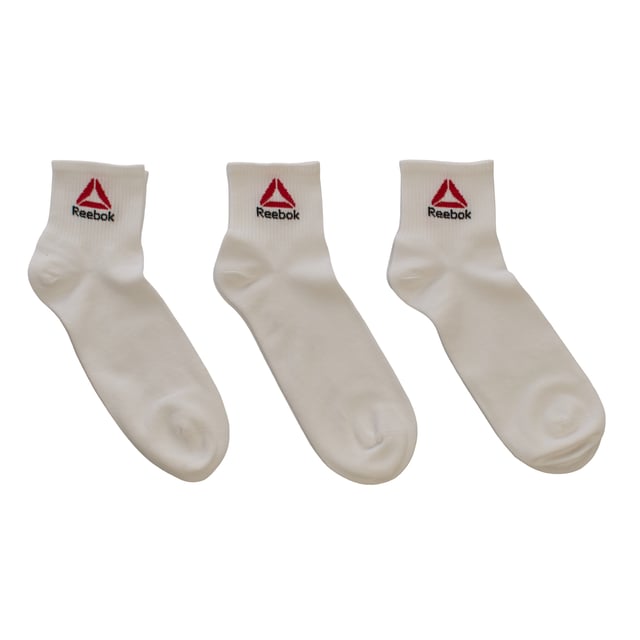 Diese Söckchen Reebok wurden entwickelt, um Sie sowohl beim Training als auch im Alltag zu unterstützen. Sie bieten eine bequeme Passform, Atmungsaktivität und Halt dort, wo Sie ihn am meisten brauchen. Sie bestehen aus einem weichen, dehnbaren Stoff und sind ideal für alle, die Wert auf Funktionalität und Stil legen, ohne auf Komfort verzichten zu müssen.

 Details:
 - Packung mit 3 Paar Söckchen.
 - Weicher und flexibler Baumwollstoff für eine perfekte Passform.
 - Reebok-Logo mit unverwechselbarem dreieckigem Design gestickt.
 - Elastisches Bündchen, das sich anpasst, ohne zu drücken.
 - Niedriger Schnitt, ideal für Turnschuhe.

 Bei Reebok zählt jeder Schritt.
 Vertrauen Sie auf unsere Expertise im Bereich Sportbekleidung, die Qualität und Leistung bis ins kleinste Detail liefert. Dieses Sockenpaket ist eine sichere Wahl für alle, die mehr von ihren täglichen Basics verlangen.
 Komposition: 57 % Baumwolle, 40 % Polyester, 2 % Elastan, 1 % Polyamid
 Pflege:
Maschinenwäsche kalt (max. 30 °C).
 Verwenden Sie kein Bleichmittel.
 Kein Bügeln.
 Lufttrocknen.