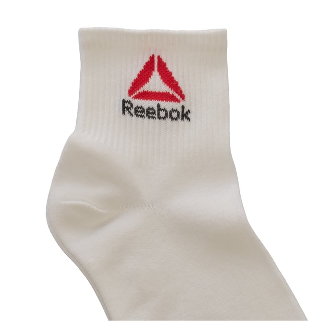 Diese Söckchen Reebok wurden entwickelt, um Sie sowohl beim Training als auch im Alltag zu unterstützen. Sie bieten eine bequeme Passform, Atmungsaktivität und Halt dort, wo Sie ihn am meisten brauchen. Sie bestehen aus einem weichen, dehnbaren Stoff und sind ideal für alle, die Wert auf Funktionalität und Stil legen, ohne auf Komfort verzichten zu müssen.

 Details:
 - Packung mit 3 Paar Söckchen.
 - Weicher und flexibler Baumwollstoff für eine perfekte Passform.
 - Reebok-Logo mit unverwechselbarem dreieckigem Design gestickt.
 - Elastisches Bündchen, das sich anpasst, ohne zu drücken.
 - Niedriger Schnitt, ideal für Turnschuhe.

 Bei Reebok zählt jeder Schritt.
 Vertrauen Sie auf unsere Expertise im Bereich Sportbekleidung, die Qualität und Leistung bis ins kleinste Detail liefert. Dieses Sockenpaket ist eine sichere Wahl für alle, die mehr von ihren täglichen Basics verlangen.
 Komposition: 57 % Baumwolle, 40 % Polyester, 2 % Elastan, 1 % Polyamid
 Pflege:
Maschinenwäsche kalt (max. 30 °C).
 Verwenden Sie kein Bleichmittel.
 Kein Bügeln.
 Lufttrocknen.