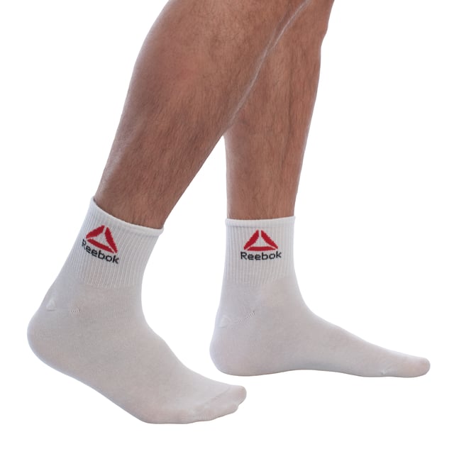 Diese Söckchen Reebok wurden entwickelt, um Sie sowohl beim Training als auch im Alltag zu unterstützen. Sie bieten eine bequeme Passform, Atmungsaktivität und Halt dort, wo Sie ihn am meisten brauchen. Sie bestehen aus einem weichen, dehnbaren Stoff und sind ideal für alle, die Wert auf Funktionalität und Stil legen, ohne auf Komfort verzichten zu müssen.

 Details:
 - Packung mit 3 Paar Söckchen.
 - Weicher und flexibler Baumwollstoff für eine perfekte Passform.
 - Reebok-Logo mit unverwechselbarem dreieckigem Design gestickt.
 - Elastisches Bündchen, das sich anpasst, ohne zu drücken.
 - Niedriger Schnitt, ideal für Turnschuhe.

 Bei Reebok zählt jeder Schritt.
 Vertrauen Sie auf unsere Expertise im Bereich Sportbekleidung, die Qualität und Leistung bis ins kleinste Detail liefert. Dieses Sockenpaket ist eine sichere Wahl für alle, die mehr von ihren täglichen Basics verlangen.
 Komposition: 57 % Baumwolle, 40 % Polyester, 2 % Elastan, 1 % Polyamid
 Pflege:
Maschinenwäsche kalt (max. 30 °C).
 Verwenden Sie kein Bleichmittel.
 Kein Bügeln.
 Lufttrocknen.