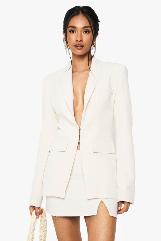 Wrap up in the latest coats and jackets and get out-there with your outerwearBreathe life into your new season layering with the latest coats and jackets from boohoo. Supersize your silhouette in a padded jacket, stick to sporty styling with a bomber, or protect yourself from the elements in a plastic raincoat. For a more luxe layering piece, faux fur coats come in fondant shades and longline duster coats give your look an androgynous edge.