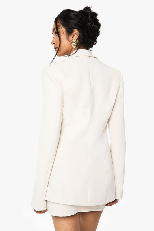 Wrap up in the latest coats and jackets and get out-there with your outerwearBreathe life into your new season layering with the latest coats and jackets from boohoo. Supersize your silhouette in a padded jacket, stick to sporty styling with a bomber, or protect yourself from the elements in a plastic raincoat. For a more luxe layering piece, faux fur coats come in fondant shades and longline duster coats give your look an androgynous edge.