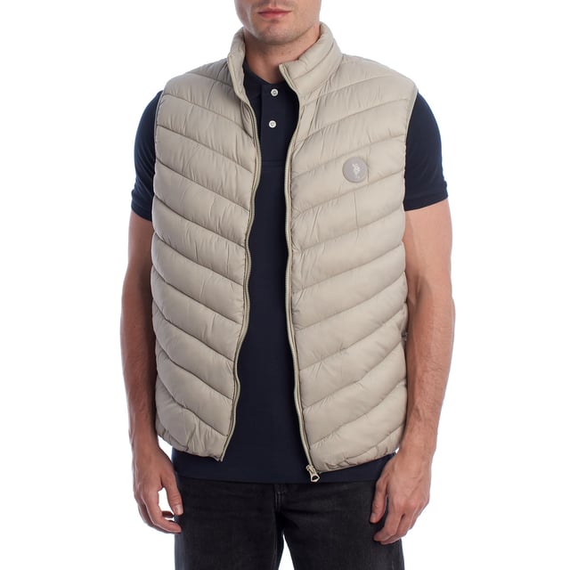 Designed to offer comfort and protection without sacrificing style, this US Polo Assn. quilted vest combines lightness, warmth, and sporty elegance. Its quilted construction provides ideal thermal insulation for transitional days, while its clean, timeless design makes it a versatile piece for any occasion.

 Details:
 - Regular cut with high neck for greater coverage.
 - Front closure with high quality heavy duty zipper.
 - Lightweight padding retains heat without adding bulk.
 - Embossed US Polo Assn. logo on the chest, a symbol of authenticity and tradition.
 - Functional design ideal for wearing alone or as an additional layer.

 Since 1890, the US Polo Association has been designing garments inspired by the values of polo: elegance, performance, and authenticity. This vest is an expression of that heritage, designed for the modern man who lives with dynamism and style.
 Composition: 100% Recycled Polyamide
 Care:
Hand wash.
 Do not use bleach.
 Do not tumble dry.
 Do not iron.