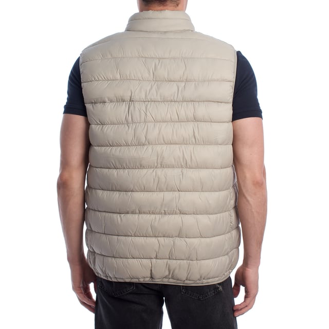 Designed to offer comfort and protection without sacrificing style, this US Polo Assn. quilted vest combines lightness, warmth, and sporty elegance. Its quilted construction provides ideal thermal insulation for transitional days, while its clean, timeless design makes it a versatile piece for any occasion.

 Details:
 - Regular cut with high neck for greater coverage.
 - Front closure with high quality heavy duty zipper.
 - Lightweight padding retains heat without adding bulk.
 - Embossed US Polo Assn. logo on the chest, a symbol of authenticity and tradition.
 - Functional design ideal for wearing alone or as an additional layer.

 Since 1890, the US Polo Association has been designing garments inspired by the values of polo: elegance, performance, and authenticity. This vest is an expression of that heritage, designed for the modern man who lives with dynamism and style.
 Composition: 100% Recycled Polyamide
 Care:
Hand wash.
 Do not use bleach.
 Do not tumble dry.
 Do not iron.