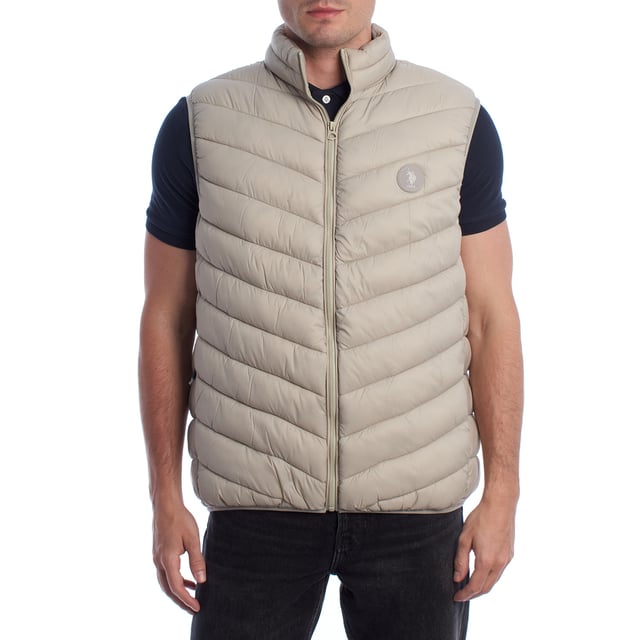 Designed to offer comfort and protection without sacrificing style, this US Polo Assn. quilted vest combines lightness, warmth, and sporty elegance. Its quilted construction provides ideal thermal insulation for transitional days, while its clean, timeless design makes it a versatile piece for any occasion.

 Details:
 - Regular cut with high neck for greater coverage.
 - Front closure with high quality heavy duty zipper.
 - Lightweight padding retains heat without adding bulk.
 - Embossed US Polo Assn. logo on the chest, a symbol of authenticity and tradition.
 - Functional design ideal for wearing alone or as an additional layer.

 Since 1890, the US Polo Association has been designing garments inspired by the values of polo: elegance, performance, and authenticity. This vest is an expression of that heritage, designed for the modern man who lives with dynamism and style.
 Composition: 100% Recycled Polyamide
 Care:
Hand wash.
 Do not use bleach.
 Do not tumble dry.
 Do not iron.