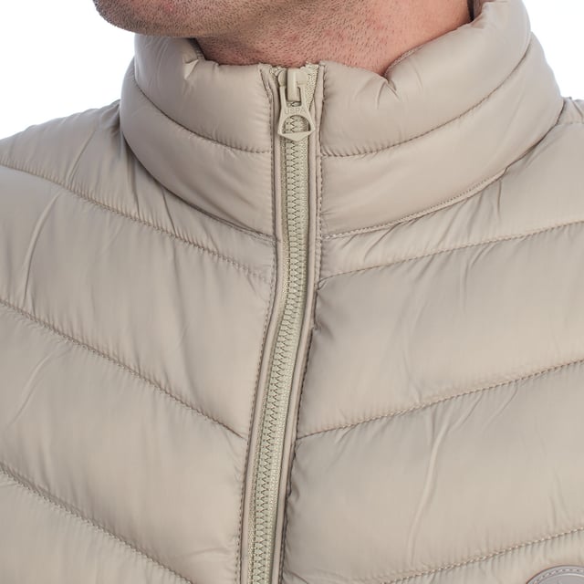Designed to offer comfort and protection without sacrificing style, this US Polo Assn. quilted vest combines lightness, warmth, and sporty elegance. Its quilted construction provides ideal thermal insulation for transitional days, while its clean, timeless design makes it a versatile piece for any occasion.

 Details:
 - Regular cut with high neck for greater coverage.
 - Front closure with high quality heavy duty zipper.
 - Lightweight padding retains heat without adding bulk.
 - Embossed US Polo Assn. logo on the chest, a symbol of authenticity and tradition.
 - Functional design ideal for wearing alone or as an additional layer.

 Since 1890, the US Polo Association has been designing garments inspired by the values of polo: elegance, performance, and authenticity. This vest is an expression of that heritage, designed for the modern man who lives with dynamism and style.
 Composition: 100% Recycled Polyamide
 Care:
Hand wash.
 Do not use bleach.
 Do not tumble dry.
 Do not iron.