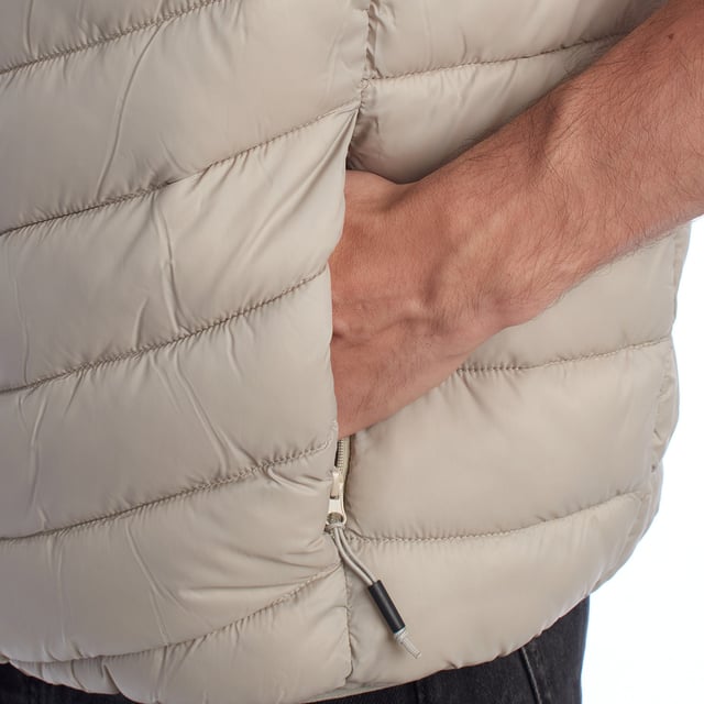 Designed to offer comfort and protection without sacrificing style, this US Polo Assn. quilted vest combines lightness, warmth, and sporty elegance. Its quilted construction provides ideal thermal insulation for transitional days, while its clean, timeless design makes it a versatile piece for any occasion.

 Details:
 - Regular cut with high neck for greater coverage.
 - Front closure with high quality heavy duty zipper.
 - Lightweight padding retains heat without adding bulk.
 - Embossed US Polo Assn. logo on the chest, a symbol of authenticity and tradition.
 - Functional design ideal for wearing alone or as an additional layer.

 Since 1890, the US Polo Association has been designing garments inspired by the values of polo: elegance, performance, and authenticity. This vest is an expression of that heritage, designed for the modern man who lives with dynamism and style.
 Composition: 100% Recycled Polyamide
 Care:
Hand wash.
 Do not use bleach.
 Do not tumble dry.
 Do not iron.