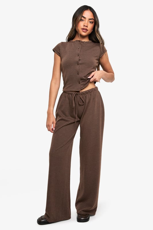 Trousers are a more sophisticated alternative to skinniesTrousers take on a realxed silhouette for the new season, with sports tailoring setting the trends and the wide leg one to watch. Pick printed palazzo pants for a dramatic day time look and tone down with a basic tee, or go for androgynous appeal in tapered man pants and wear with worn-in trainers for a trend-led twist.