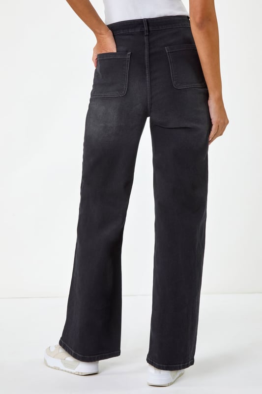 Dusk Denim Stretch Wide Leg Jeans from Roman. Bring sleek and modern looks to your wardrobe with these denim jeans. Made perfect for the cooler weather ahead! It is created with front fly and button fastening and functional belt loops & pockets. Finishing in a wide-leg silhouette to help elongate your frame and define your waist. Styled with casual tee’s and trainers for a relaxed day-to-day outfit, or pair it with a blouse and ankle boots for a trendy fall look!