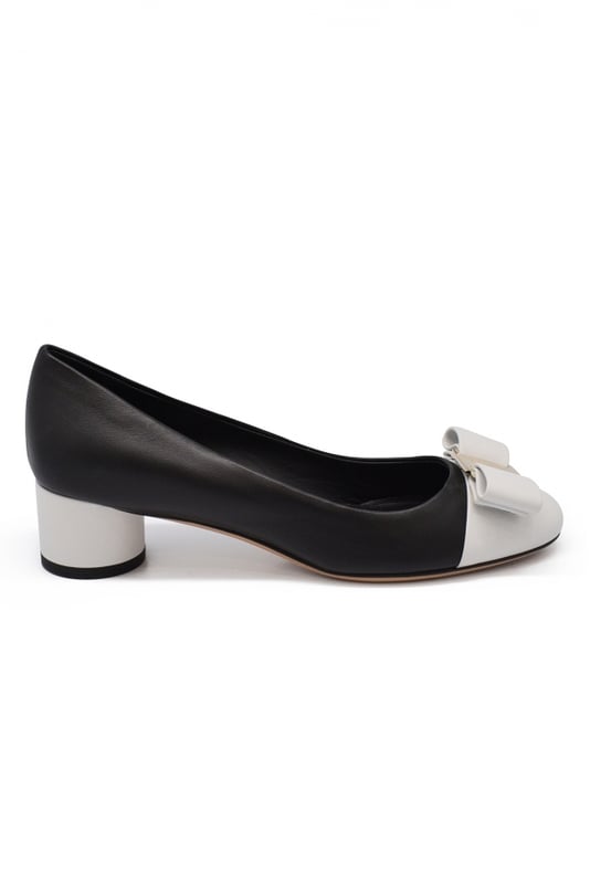 Ivrea Salvatore Ferragamo pumps in zwart en wit leer. Iconische Vara strik en Ferragamo handtekening plaquette. Hak van 4 cm. Gemaakt in Italië.