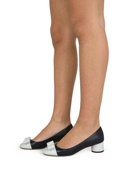 Ivrea Salvatore Ferragamo pumps in zwart en wit leer. Iconische Vara strik en Ferragamo handtekening plaquette. Hak van 4 cm. Gemaakt in Italië.