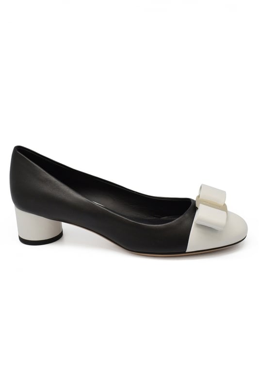 Ivrea Salvatore Ferragamo pumps in zwart en wit leer. Iconische Vara strik en Ferragamo handtekening plaquette. Hak van 4 cm. Gemaakt in Italië.
