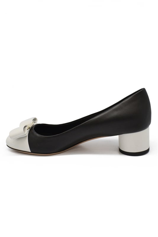 Ivrea Salvatore Ferragamo pumps in zwart en wit leer. Iconische Vara strik en Ferragamo handtekening plaquette. Hak van 4 cm. Gemaakt in Italië.