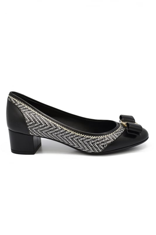Zapatos de tacón Salvatore Ferragamo bicolor en piel negra y blanca.Arco en el frente.Tacón 4 cm.Suela de cuero.Made in Italy.