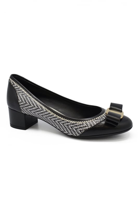 Zapatos de tacón Salvatore Ferragamo bicolor en piel negra y blanca.Arco en el frente.Tacón 4 cm.Suela de cuero.Made in Italy.