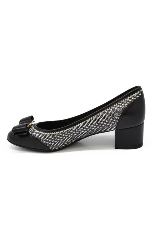 Zapatos de tacón Salvatore Ferragamo bicolor en piel negra y blanca.Arco en el frente.Tacón 4 cm.Suela de cuero.Made in Italy.
