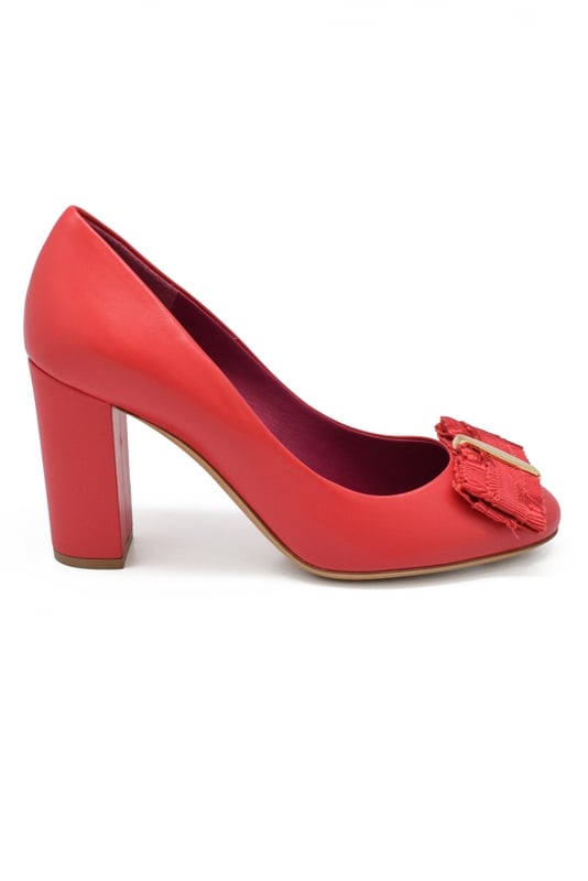Zapatos de tacón Salvatore Ferragamo en piel rosa con lazo en la parte delantera.Tacón 8 cm.Suela de cuero.Made in Italy.