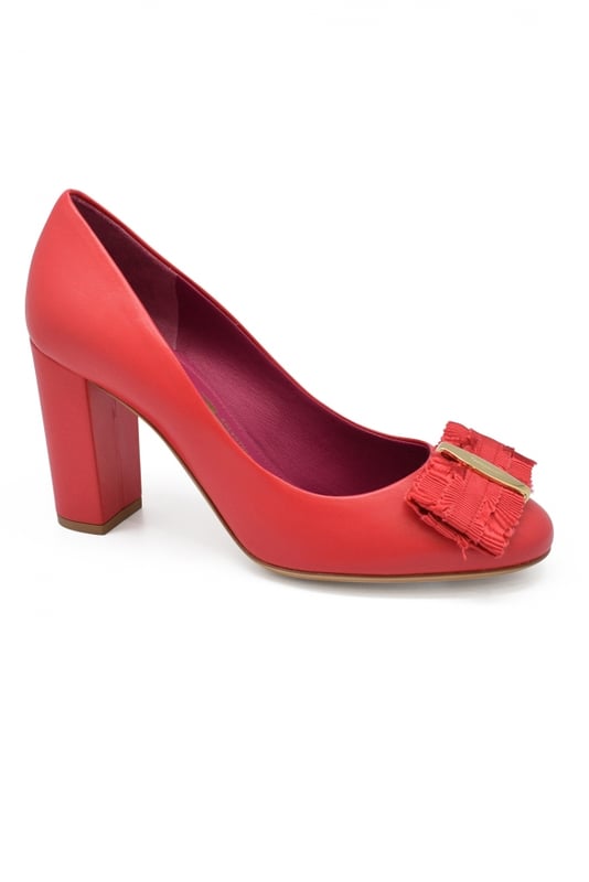 Zapatos de tacón Salvatore Ferragamo en piel rosa con lazo en la parte delantera.Tacón 8 cm.Suela de cuero.Made in Italy.