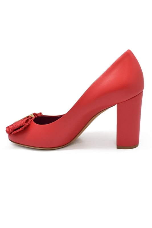 Zapatos de tacón Salvatore Ferragamo en piel rosa con lazo en la parte delantera.Tacón 8 cm.Suela de cuero.Made in Italy.
