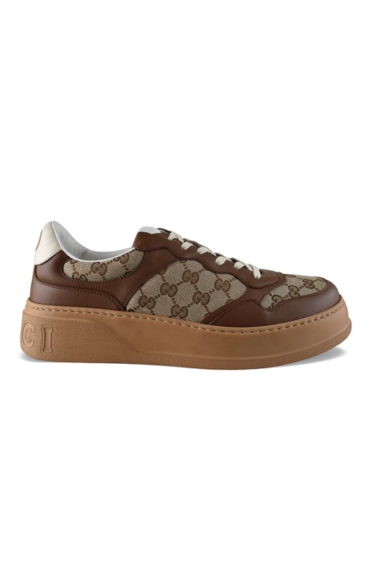 Sneakers GG de Gucci en piel marrón.Panel con monograma GG marrón sobre lona beige.Etiqueta con logotipo Gucci en la lengüeta.Contrafuerte de cuero blanco.Logotipo dorado en el contrafuerte.Suela gruesa marrón con logotipo.Cierre de cordones beige.Made in Italy.