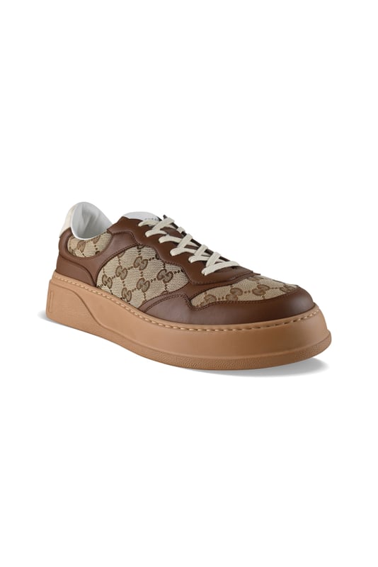 Sneakers GG de Gucci en piel marrón.Panel con monograma GG marrón sobre lona beige.Etiqueta con logotipo Gucci en la lengüeta.Contrafuerte de cuero blanco.Logotipo dorado en el contrafuerte.Suela gruesa marrón con logotipo.Cierre de cordones beige.Made in Italy.
