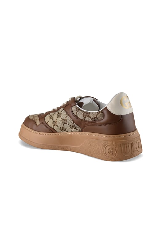 Sneakers GG de Gucci en piel marrón.Panel con monograma GG marrón sobre lona beige.Etiqueta con logotipo Gucci en la lengüeta.Contrafuerte de cuero blanco.Logotipo dorado en el contrafuerte.Suela gruesa marrón con logotipo.Cierre de cordones beige.Made in Italy.