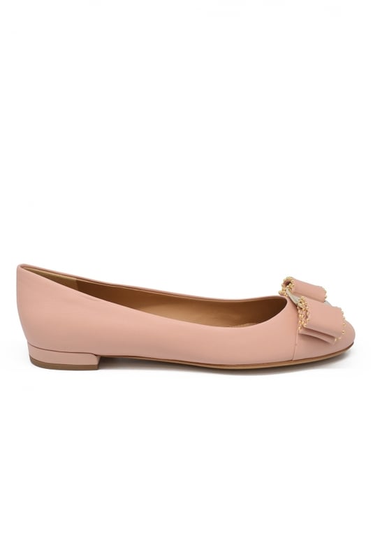 Ballerines Varina Salvatore Ferragamo poederroze leer.Iconische knoop Vara en Ferragamo handtekening plaat.Een halve centimeter.Made in Italy.
