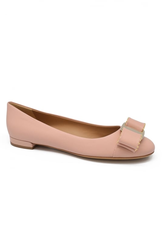 Ballerines Varina Salvatore Ferragamo poederroze leer.Iconische knoop Vara en Ferragamo handtekening plaat.Een halve centimeter.Made in Italy.