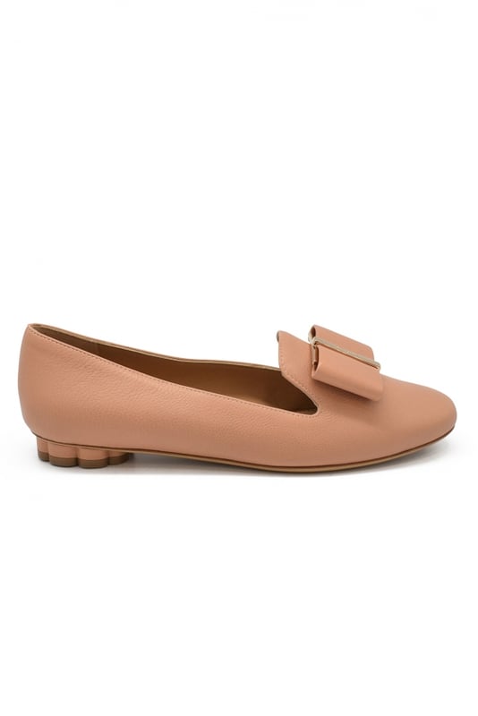 Slippers Salvatore Ferragamo en piel color nude con punta redonda.Tacón de lazo y flor dorada.Tacón 1 cm. Made in Italy.