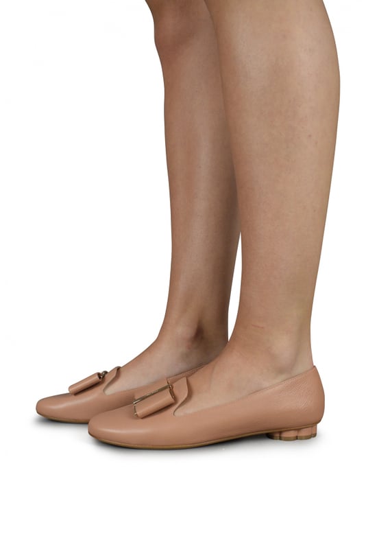 Slippers Salvatore Ferragamo en piel color nude con punta redonda.Tacón de lazo y flor dorada.Tacón 1 cm. Made in Italy.