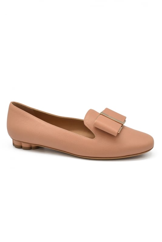 Slippers Salvatore Ferragamo en piel color nude con punta redonda.Tacón de lazo y flor dorada.Tacón 1 cm. Made in Italy.