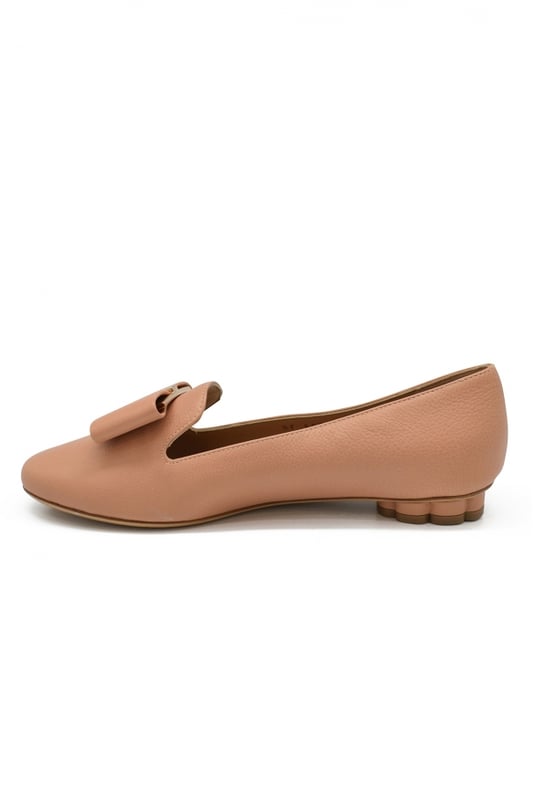 Slippers Salvatore Ferragamo en piel color nude con punta redonda.Tacón de lazo y flor dorada.Tacón 1 cm. Made in Italy.