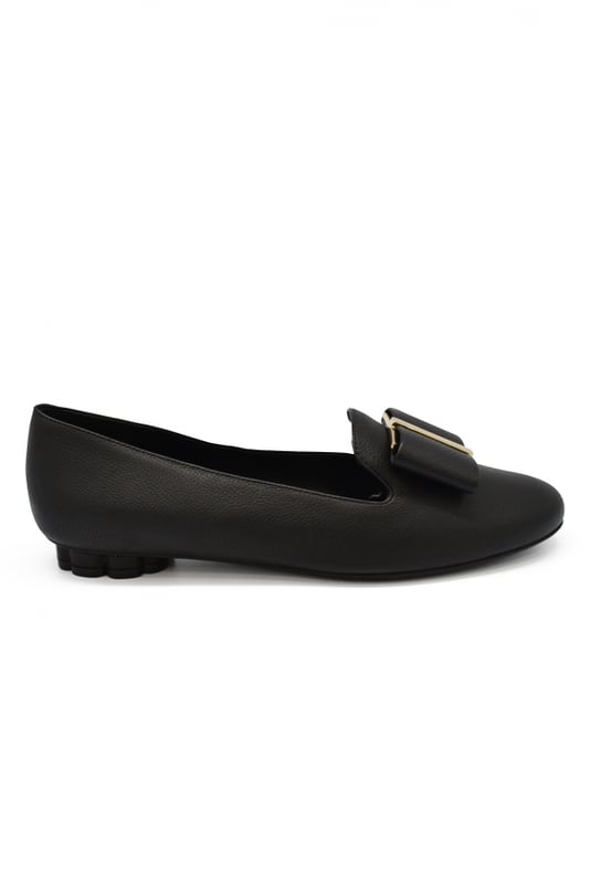 Slippers Salvatore Ferragamo en piel negra con punta redonda.Lazo y tacón flor dorada.Tacón 1 cm. Made in Italy.